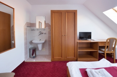 Double Room Economy